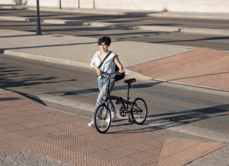 Девушка спешилась с велосипеда